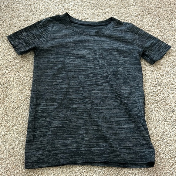 Lululemon swiftly tech relaxed fit tee size 4 black - Picture 1 of 3